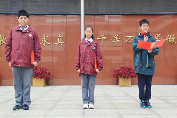 13、20207届学生代表金铭泽、2026届学生代表刘伊涵、2025届学生代表姚子越发言 13、20207届学生代表金铭泽、2026届学生代表刘伊涵、2025届学生代表姚子越发言